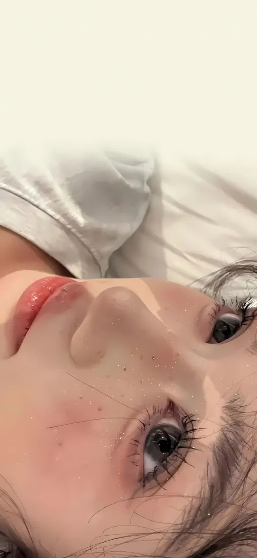 美女侧颜手机壁纸｜卧躺清新背景图片 - 素颜眼眸「哲风壁纸」