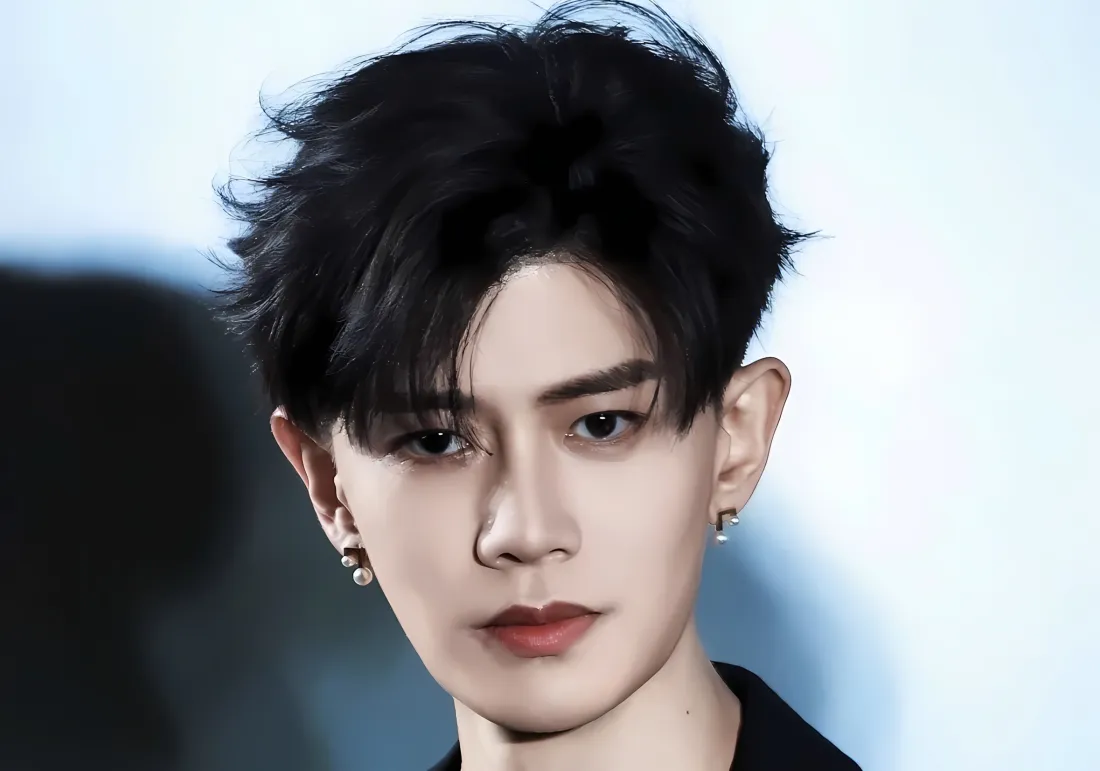 2k任嘉伦壁纸｜浅蓝背景 - 帅哥耳钉「哲风壁纸」