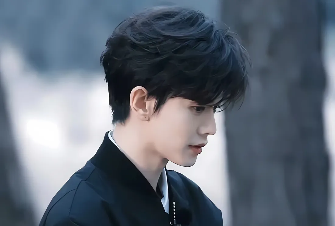 2k任嘉伦壁纸｜户外背景 - 侧脸黑色服装「哲风壁纸」