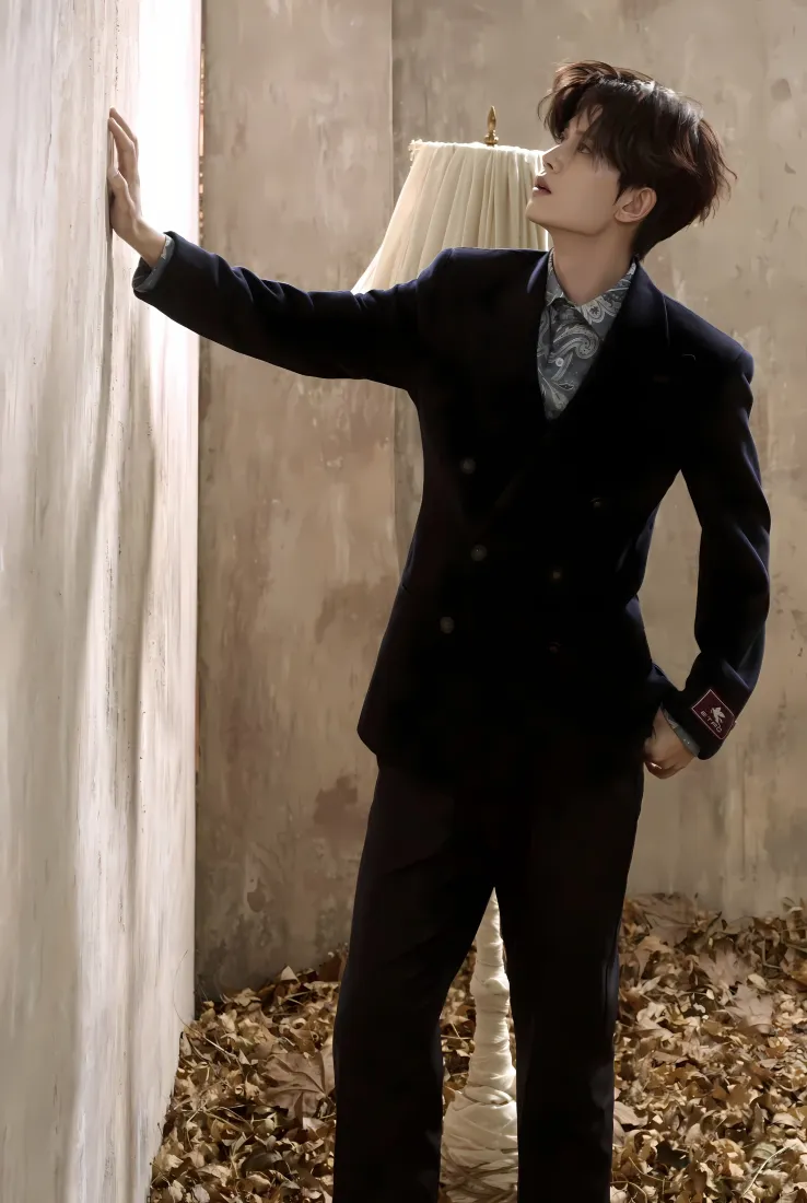 任嘉伦手机壁纸｜落叶背景 - 黑色西装「哲风壁纸」