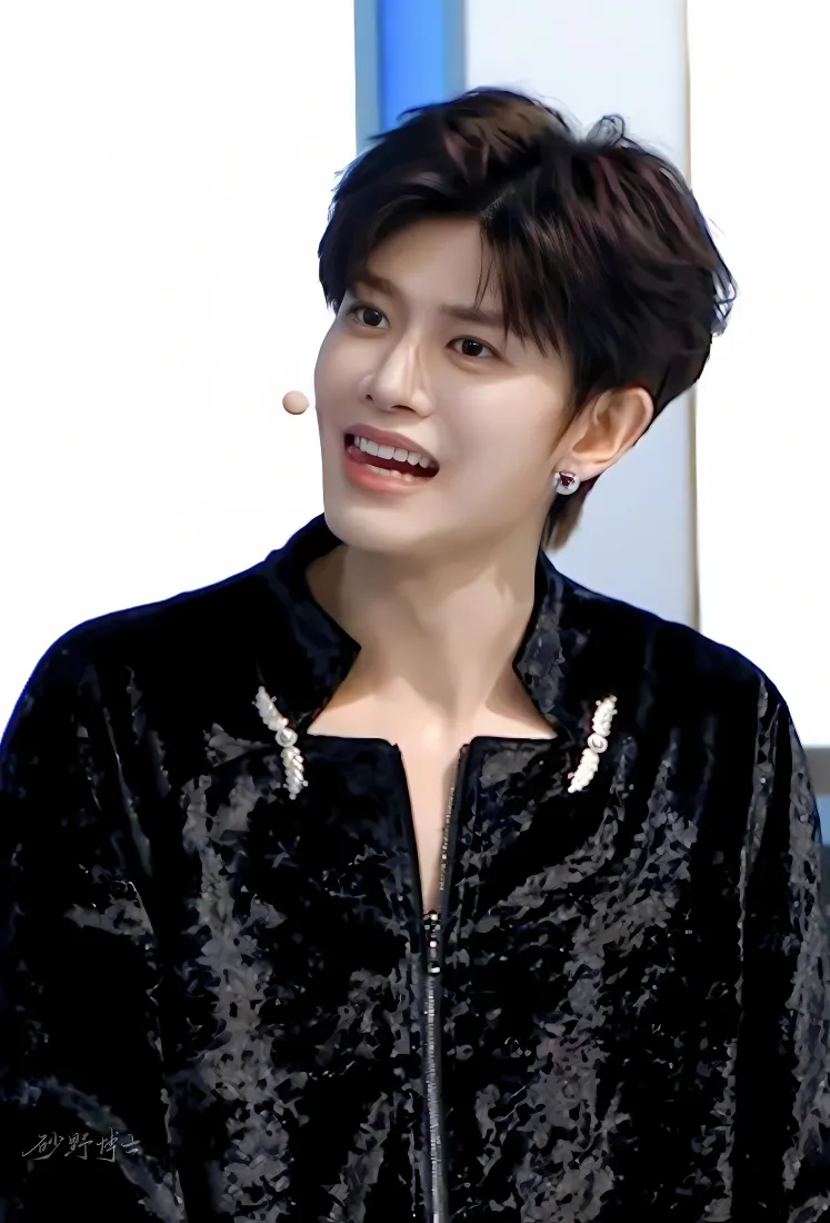 任嘉伦手机壁纸｜明亮背景 - 黑色服装帅气「哲风壁纸」