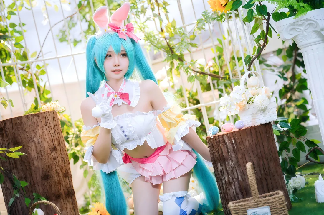 6k初音未来cos壁纸｜绿植背景 - 兔耳蓝发美女「哲风壁纸」