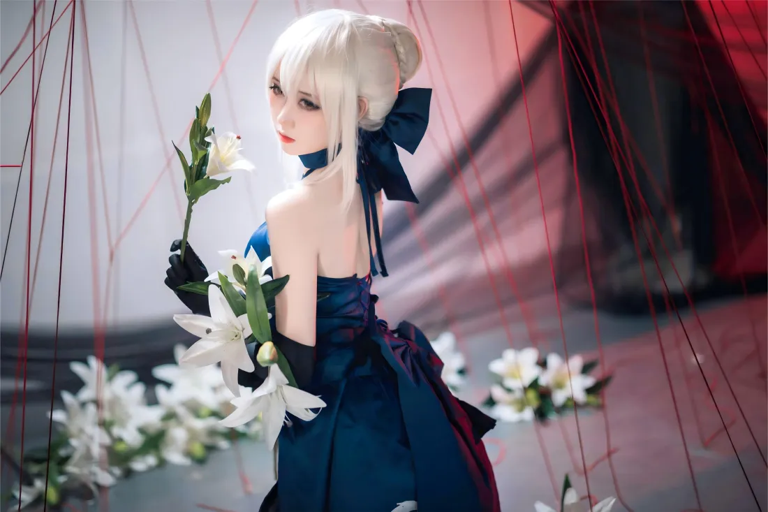 5k白发cos美女壁纸｜深蓝礼服 - 白花「哲风壁纸」