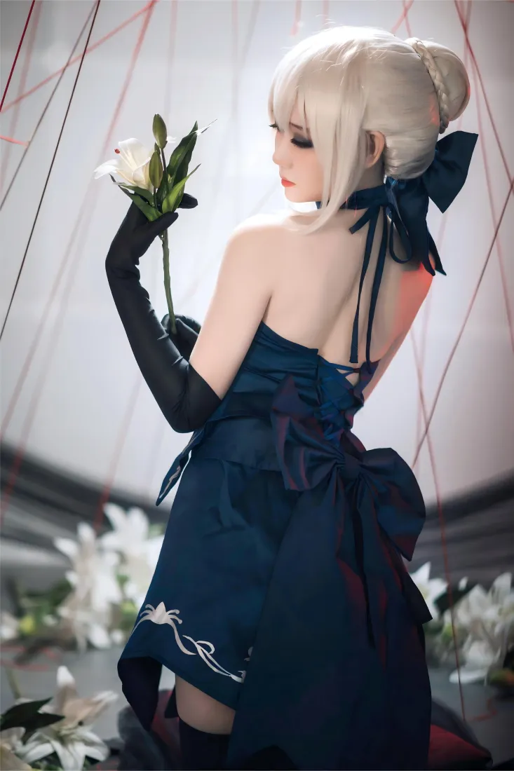 阿尔托莉雅cos手机壁纸｜深蓝礼服背景图片 - 美女「哲风壁纸」