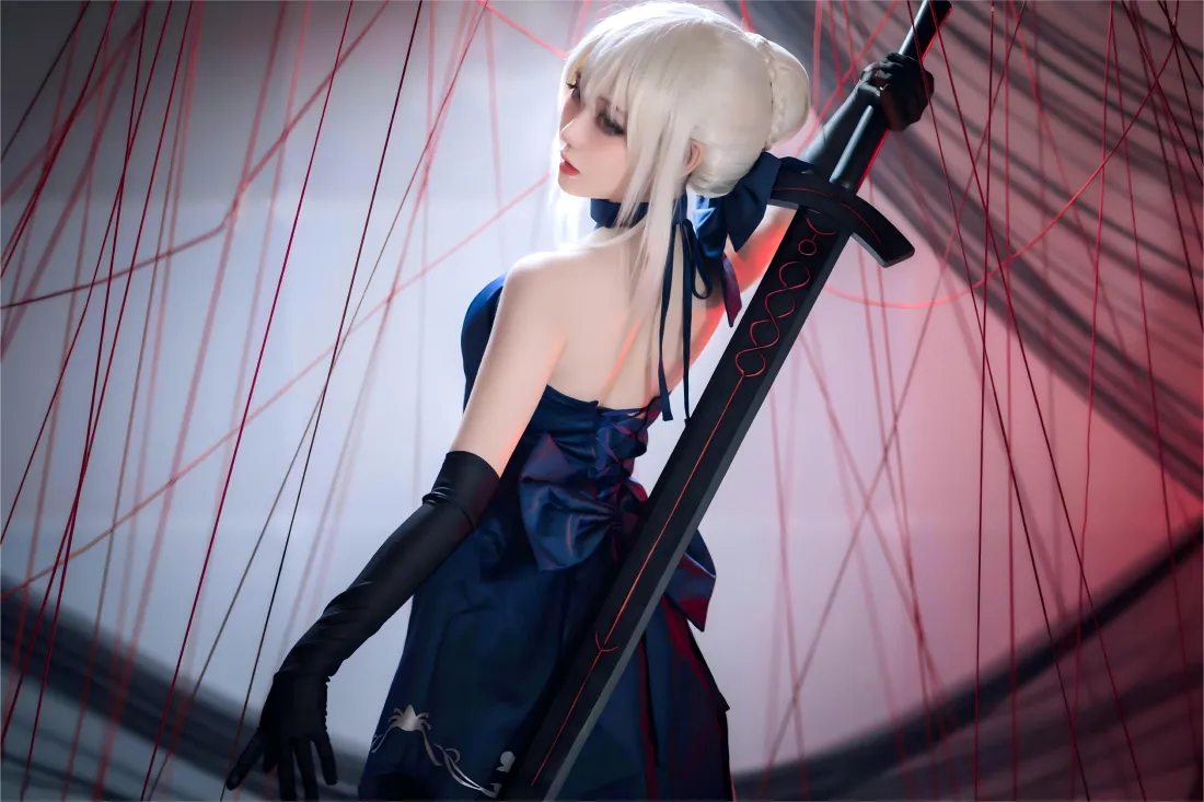 8kSaber Alter cos壁纸｜红背景 - 黑礼服美女「哲风壁纸」