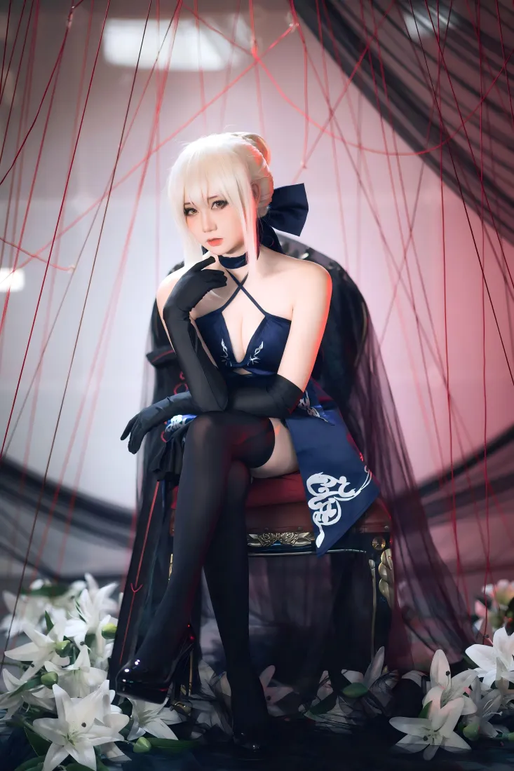 阿尔托莉雅cos手机壁纸｜黑丝礼服背景 - 美女「哲风壁纸」