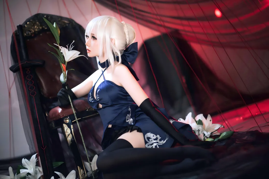 10k白发美女cos壁纸｜红色背景 - 蓝衣黑丝「哲风壁纸」