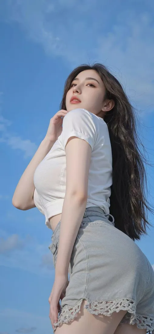 美女手机壁纸｜蓝天背景图片 - 白衣灰短裤「哲风壁纸」