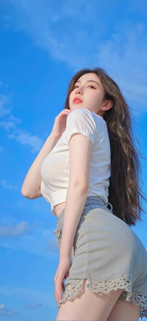 美女手机壁纸｜蓝天背景图片 - 白衣灰裙「哲风壁纸」