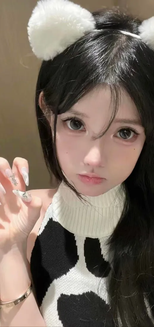 可爱女生手机壁纸｜奶牛纹毛衣背景图片 - 猫耳发箍「哲风壁纸」