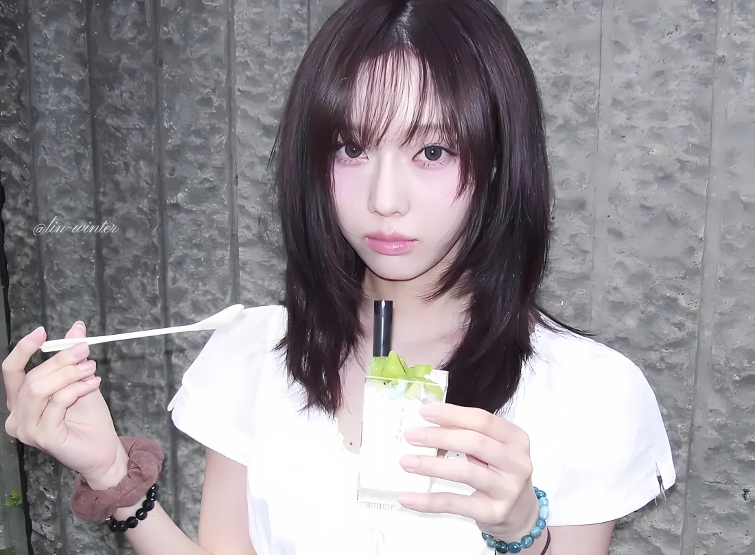 2k金玟庭壁纸｜灰墙背景 - 清冷饮品「哲风壁纸」