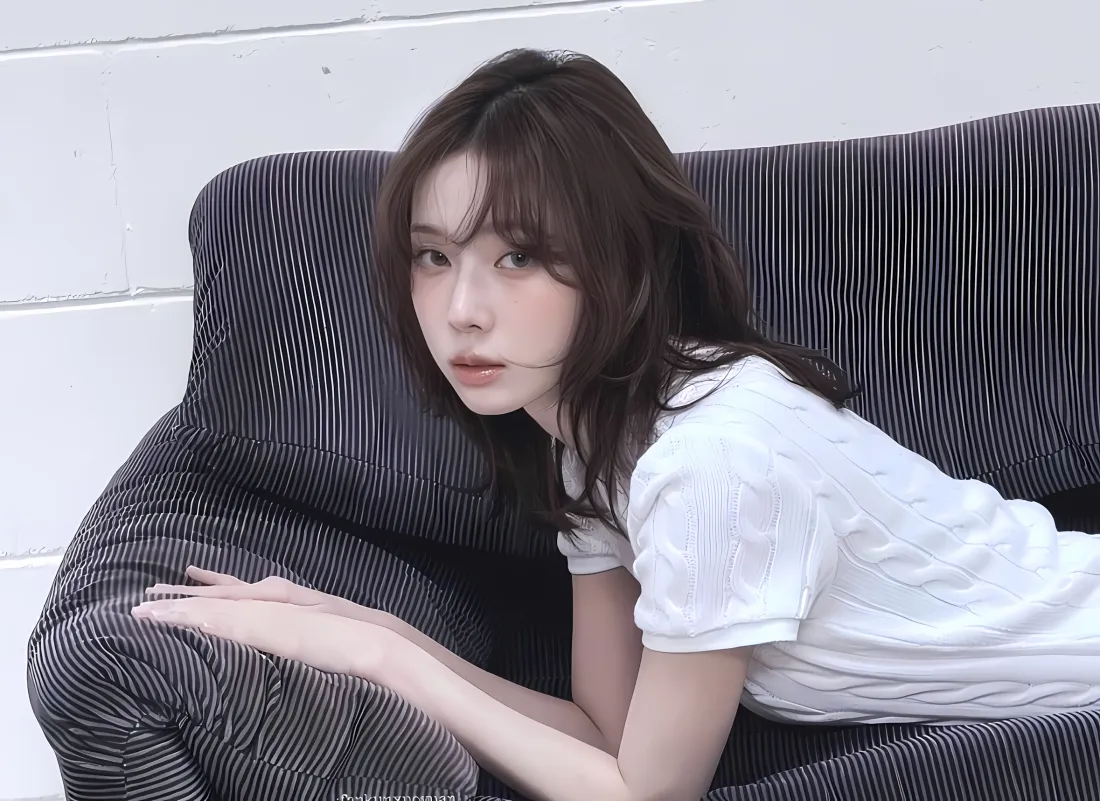 2k金玟庭壁纸｜条纹沙发背景图片 - 清冷「哲风壁纸」