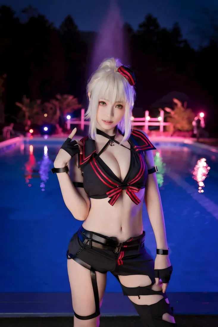 cosplay美女手机壁纸｜泳池夜景 - 性感黑红穿搭「哲风壁纸」