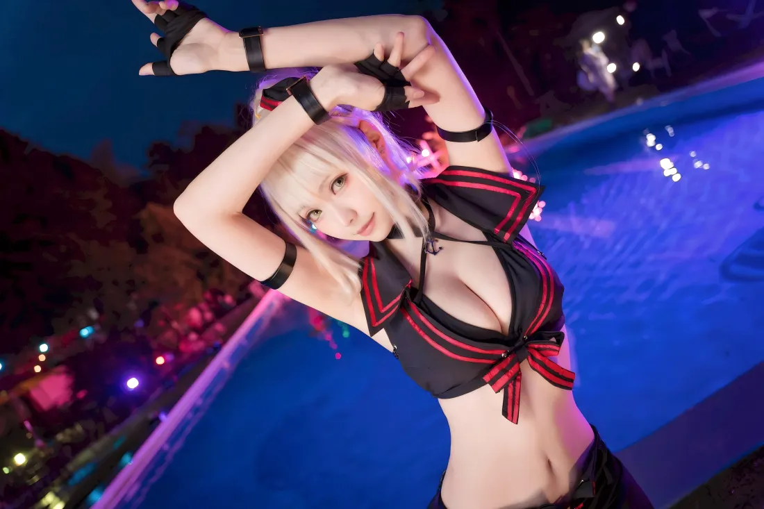 7k泳装美女壁纸｜泳池夜景 - 性感cosplay「哲风壁纸」