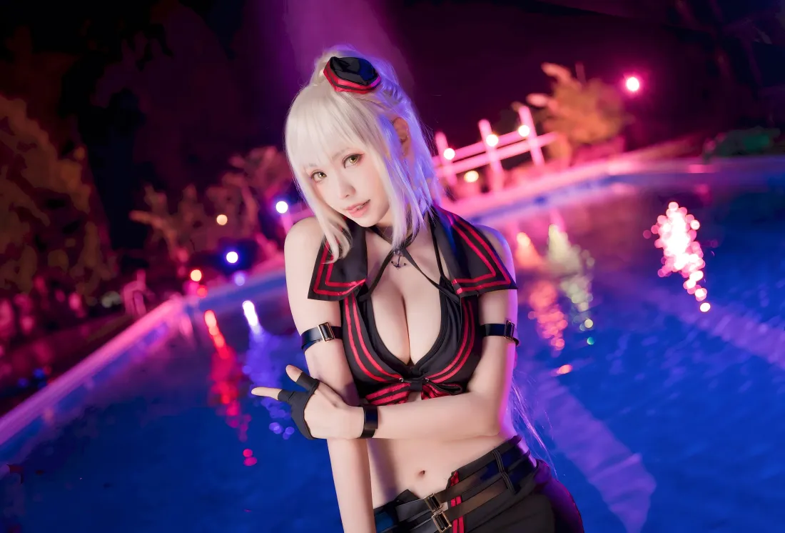 7k白发美女壁纸｜泳池夜景背景图片 - 性感黑红装「哲风壁纸」