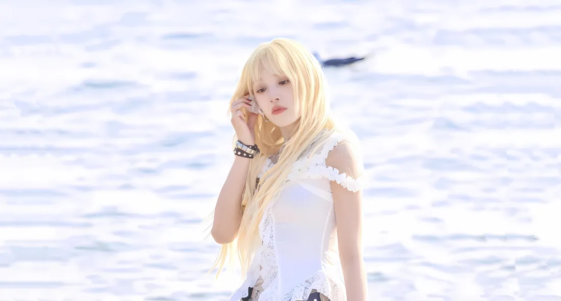 2k宋雨琦壁纸｜海边背景图片 - 金发白衣「哲风壁纸」
