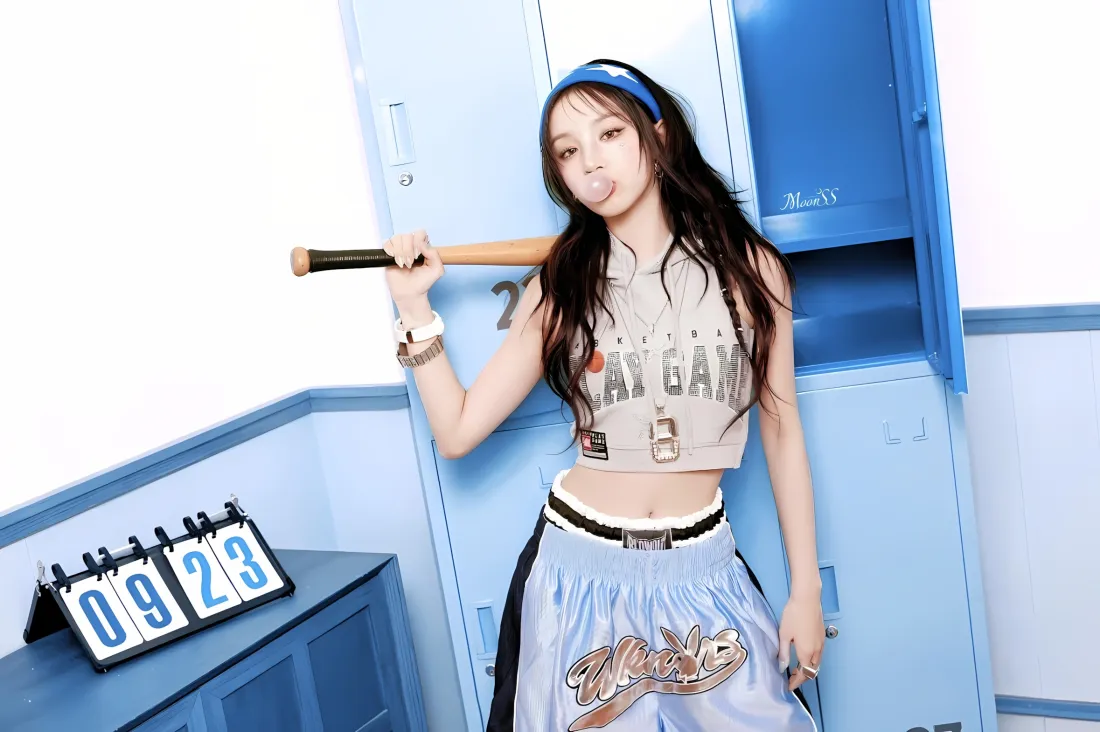 2k宋雨琦棒球壁纸｜蓝色储物柜背景 - 青春穿搭「哲风壁纸」