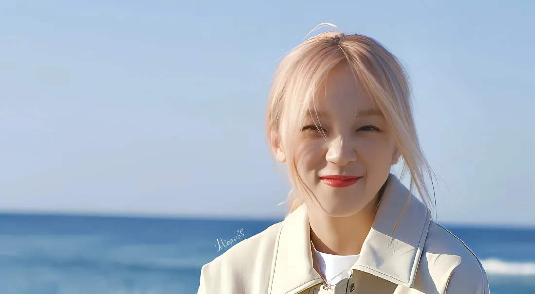 2k宋雨琦壁纸｜海边背景 - 金发微笑「哲风壁纸」