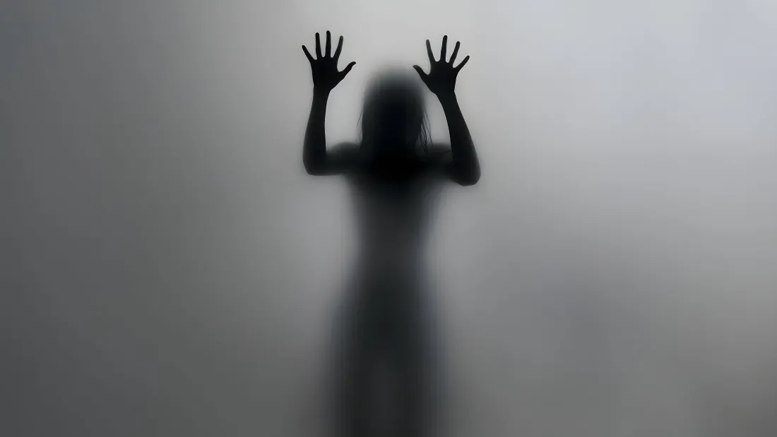 8k玻璃美女壁纸｜黑灰背景图片 - 简约朦胧「哲风壁纸」