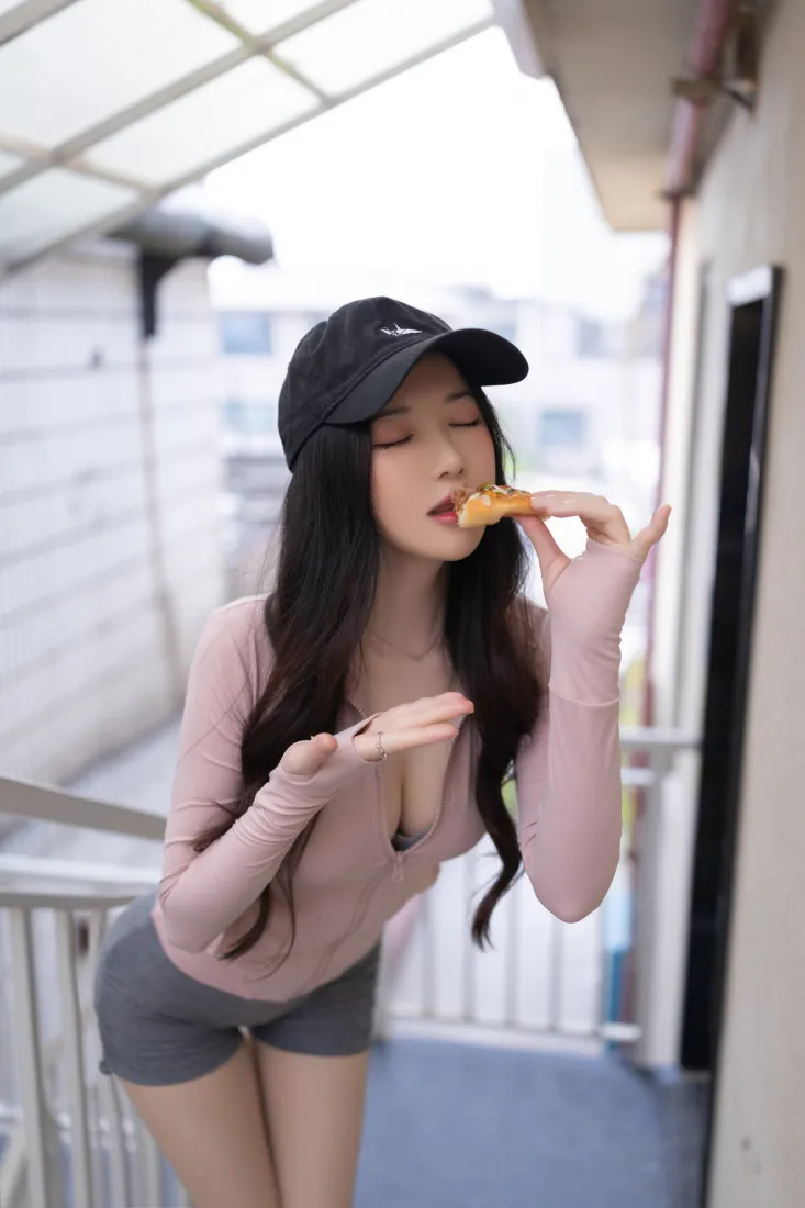 美女写真手机壁纸｜户外阳台 - 粉色上衣短裤「哲风壁纸」