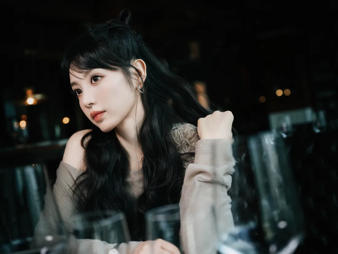 12k田曦薇壁纸｜暗调室内背景图片 - 露肩美女「哲风壁纸」