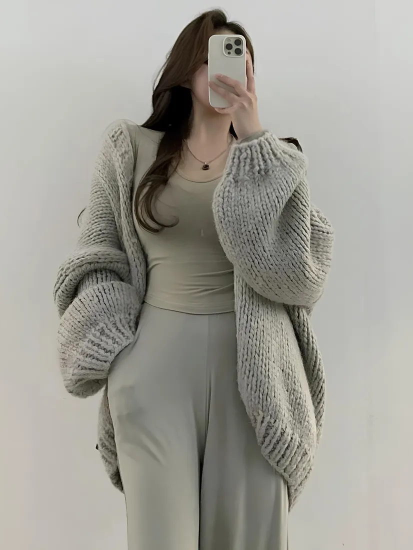 时尚美女手机壁纸｜浅灰背景图片 - 针织开衫自拍「哲风壁纸」