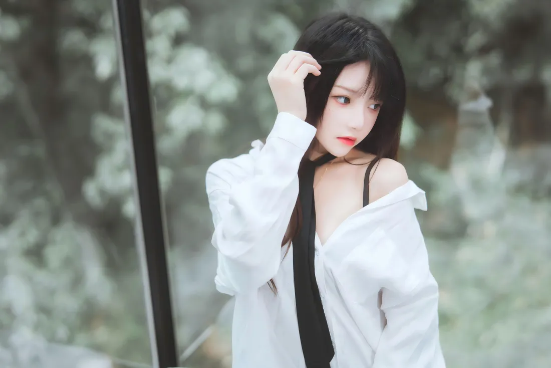 8k白衬衫美女壁纸｜户外背景 - 街拍红唇「哲风壁纸」