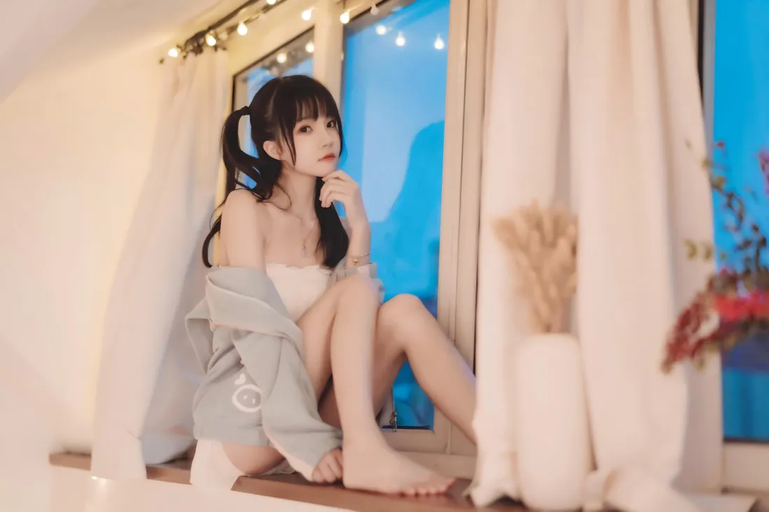 6k双马尾少女壁纸｜居家窗台背景图 - 温馨穿搭「哲风壁纸」