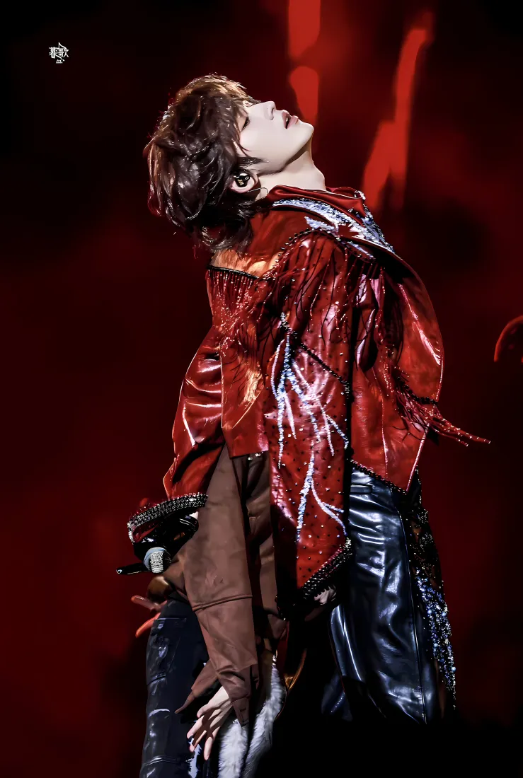 宋亚轩手机壁纸｜红色舞台背景 - 时代少年团「哲风壁纸」