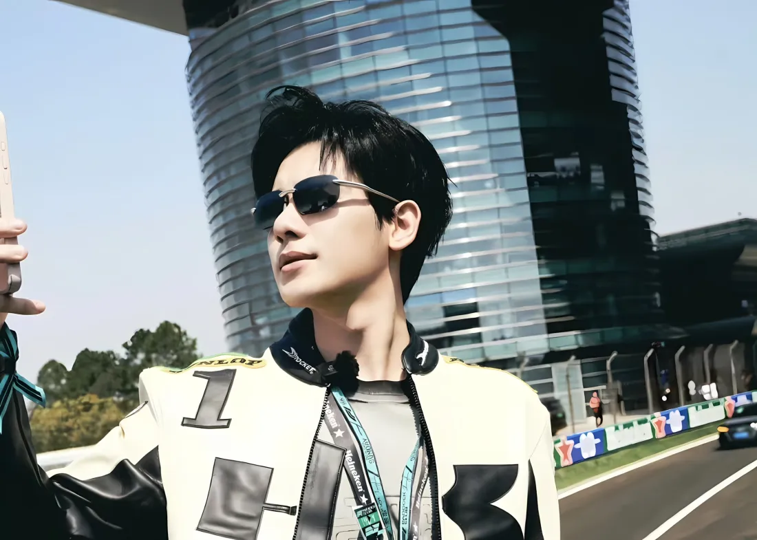 2k胡先煦赛车服壁纸｜赛道自拍背景图 - 墨镜「哲风壁纸」