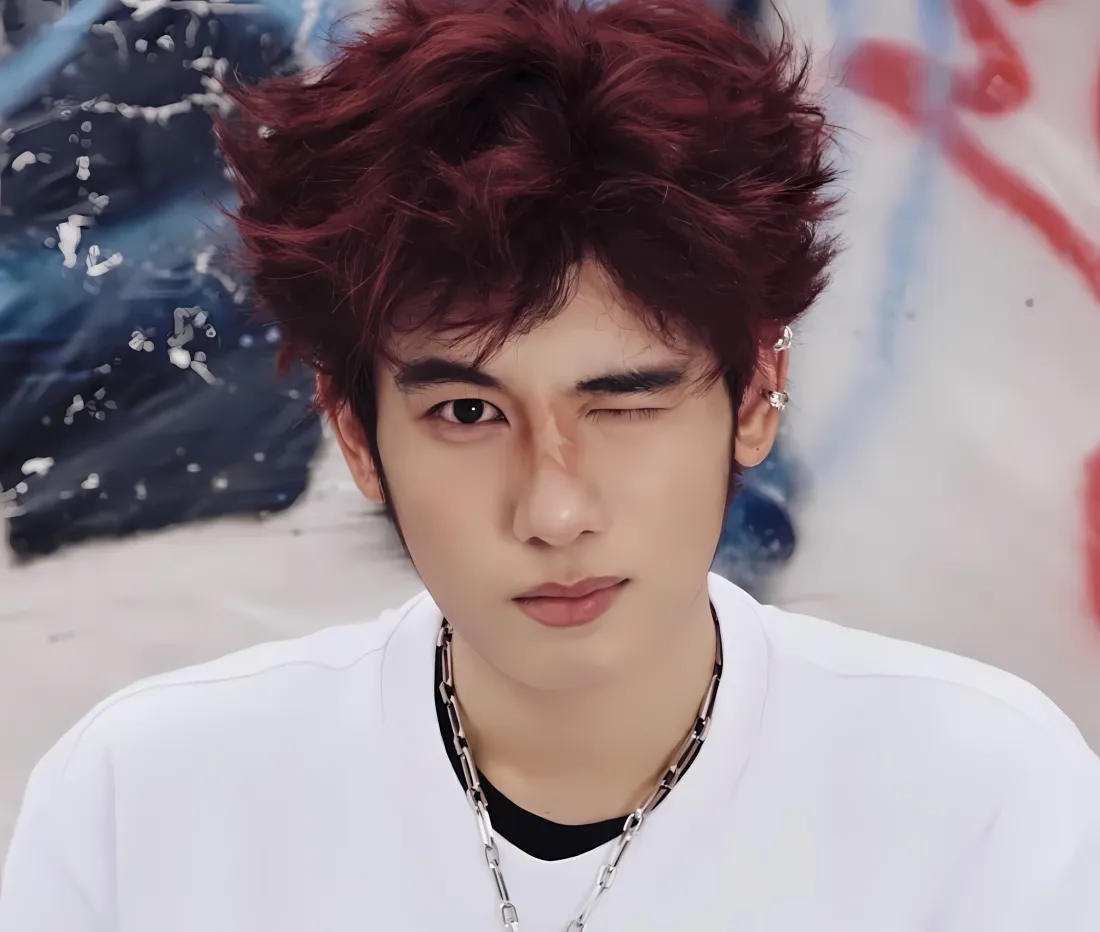 2k红毛胡先煦壁纸｜涂鸦背景 - 白上衣项链「哲风壁纸」