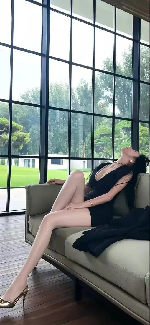 黑衣美女手机壁纸｜室内沙发背景图片 - 高跟鞋「哲风壁纸」