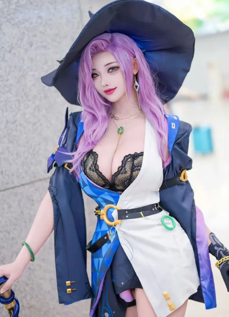 紫发coser美女手机壁纸｜女巫帽背景 - 蓝白服装「哲风壁纸」