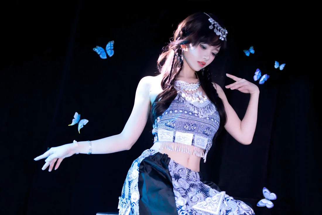 8k苗族美女壁纸｜蝴蝶背景 - 民族风舞蹈「哲风壁纸」