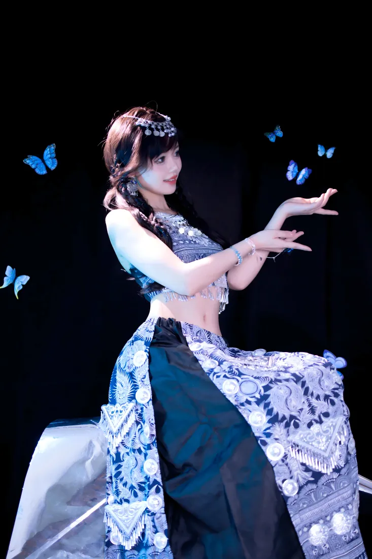 苗族美女手机壁纸｜蓝白花纹 - 蝴蝶舞蹈「哲风壁纸」