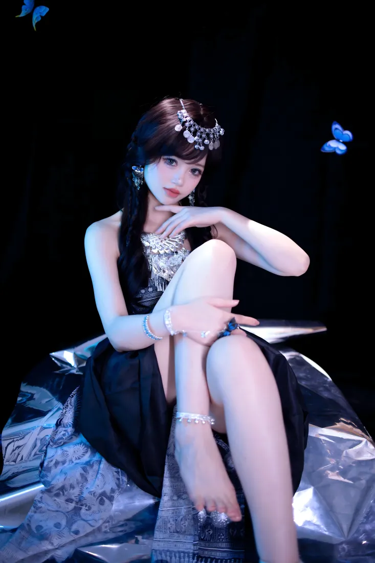 苗族美女手机壁纸｜黑色背景 - 蝴蝶装饰「哲风壁纸」