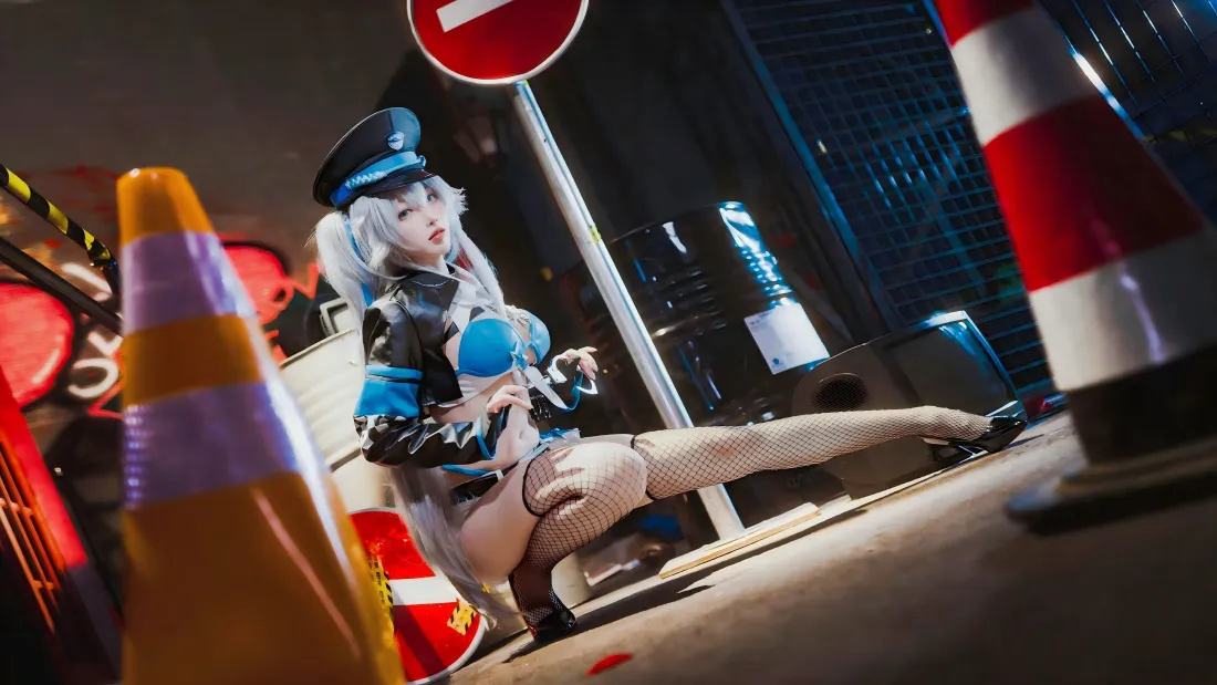 5k白发女警cos壁纸｜夜景街道 - 美女cos「哲风壁纸」