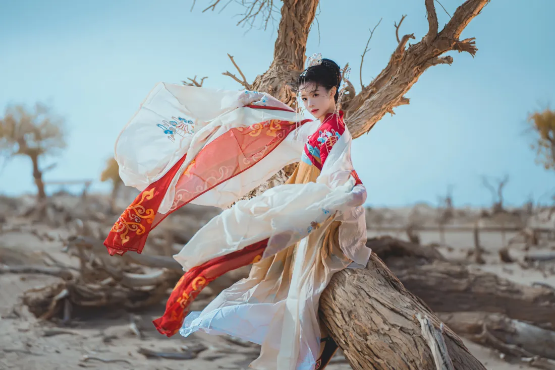 5k国风美女壁纸｜荒漠枯树 - 汉服「哲风壁纸」