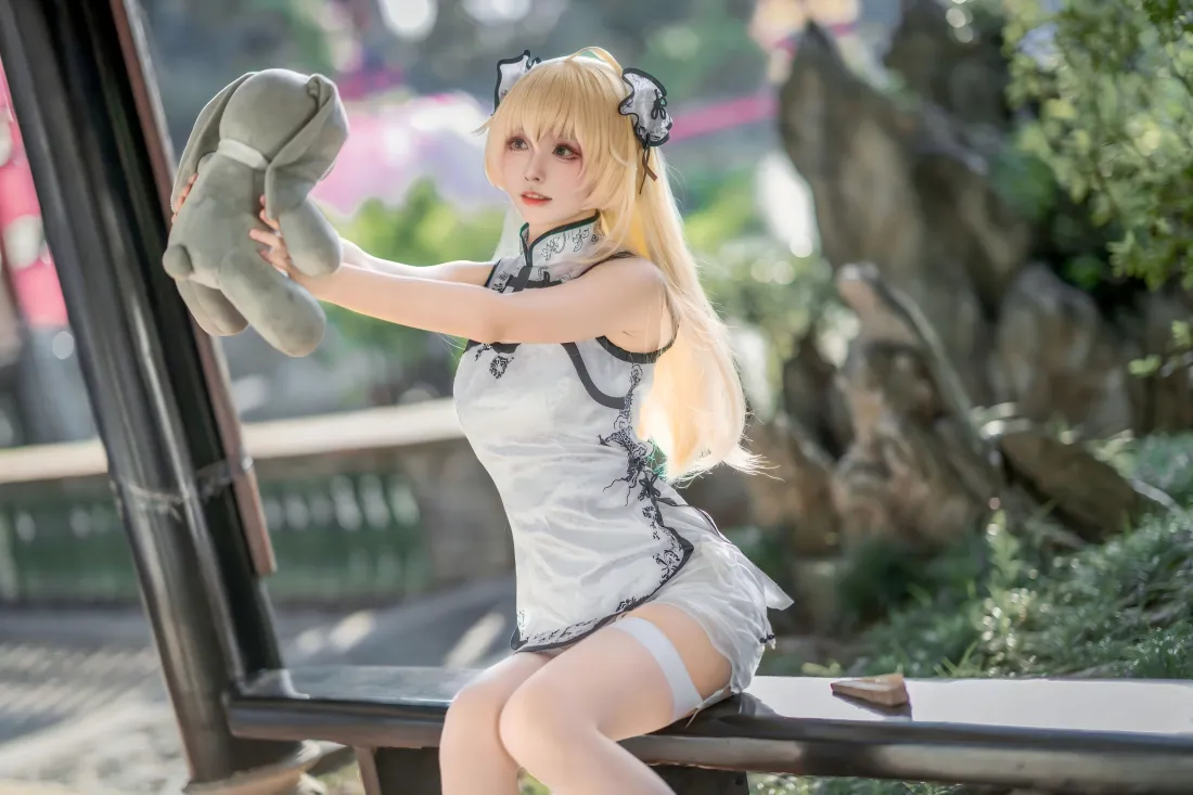 5k旗袍美女壁纸｜户外园林背景图片 - 金发玩偶「哲风壁纸」