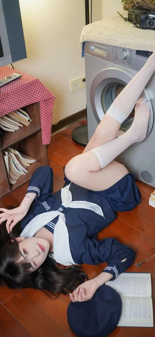 水手服美女手机壁纸｜室内洗衣房 - 白袜书本「哲风壁纸」