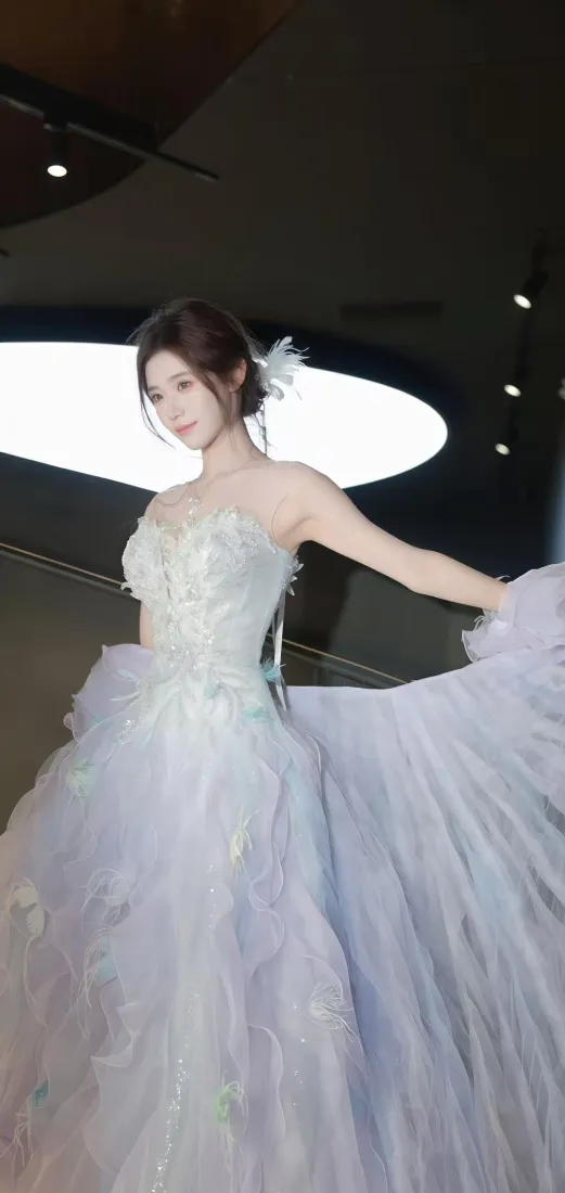 礼服美女手机壁纸｜室内背景 - 浅紫礼服「哲风壁纸」