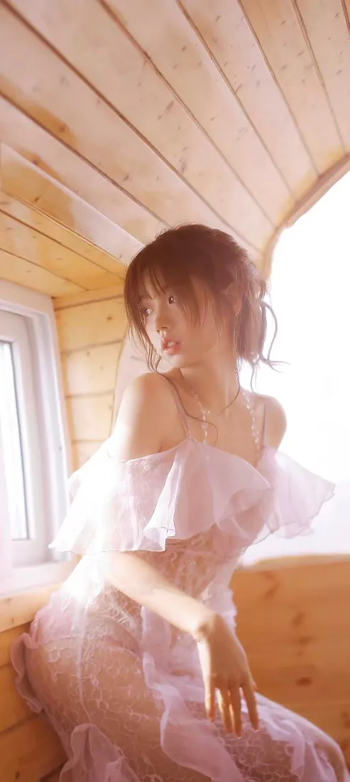 美女手机壁纸｜木质室内背景图 - 粉色连衣裙「哲风壁纸」