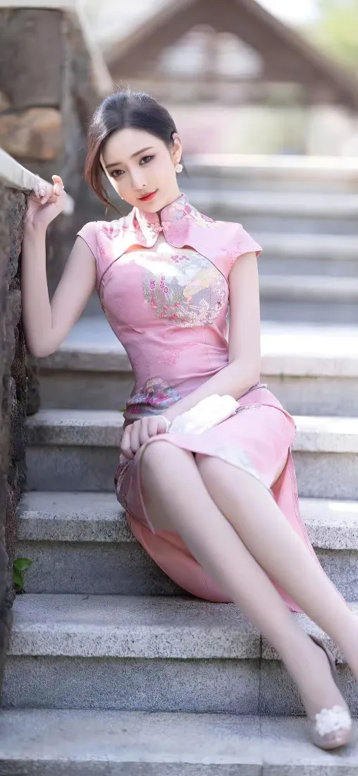 粉色旗袍美女手机壁纸｜中式石阶背景图片 - 旗袍「哲风壁纸」