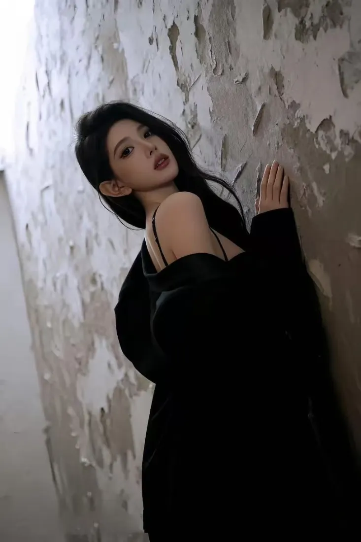 黑衣美女手机壁纸｜斑驳墙面背景图片 - 气质「哲风壁纸」