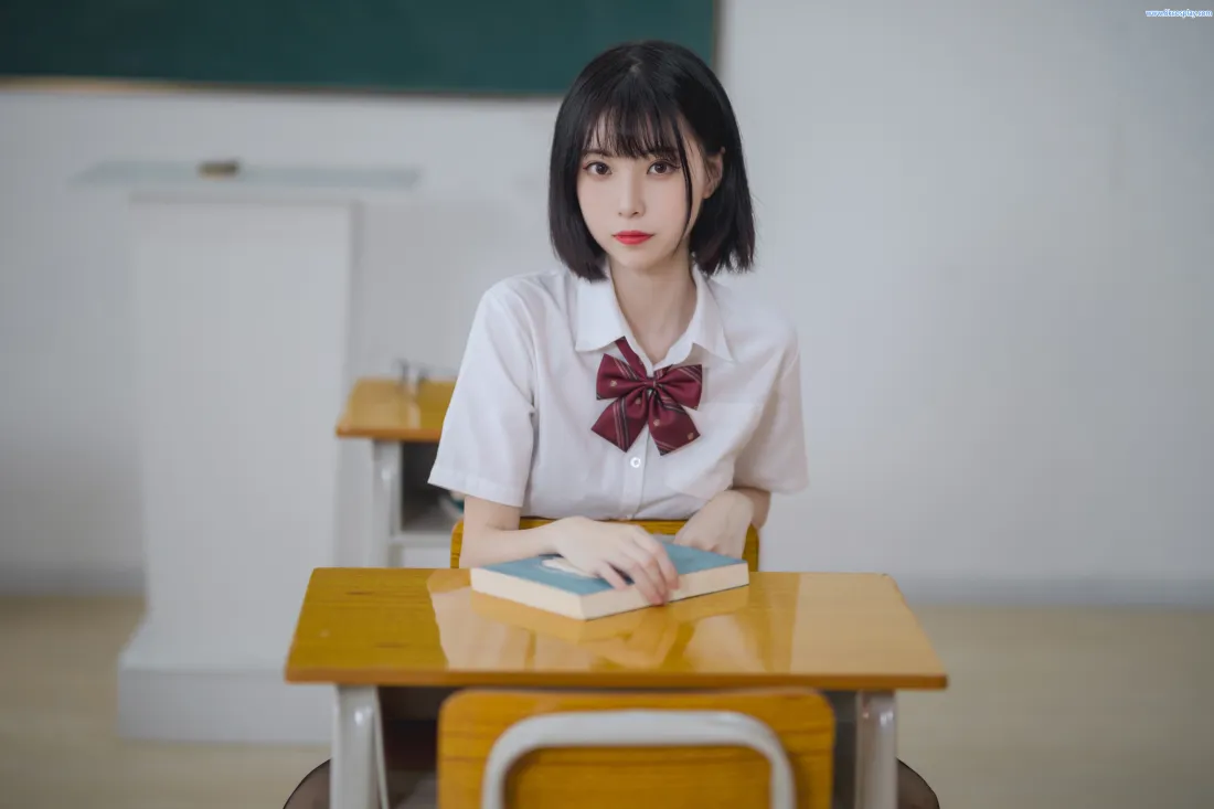 7k许岚JK壁纸｜教室背景 - 白衬衫蝴蝶结「哲风壁纸」