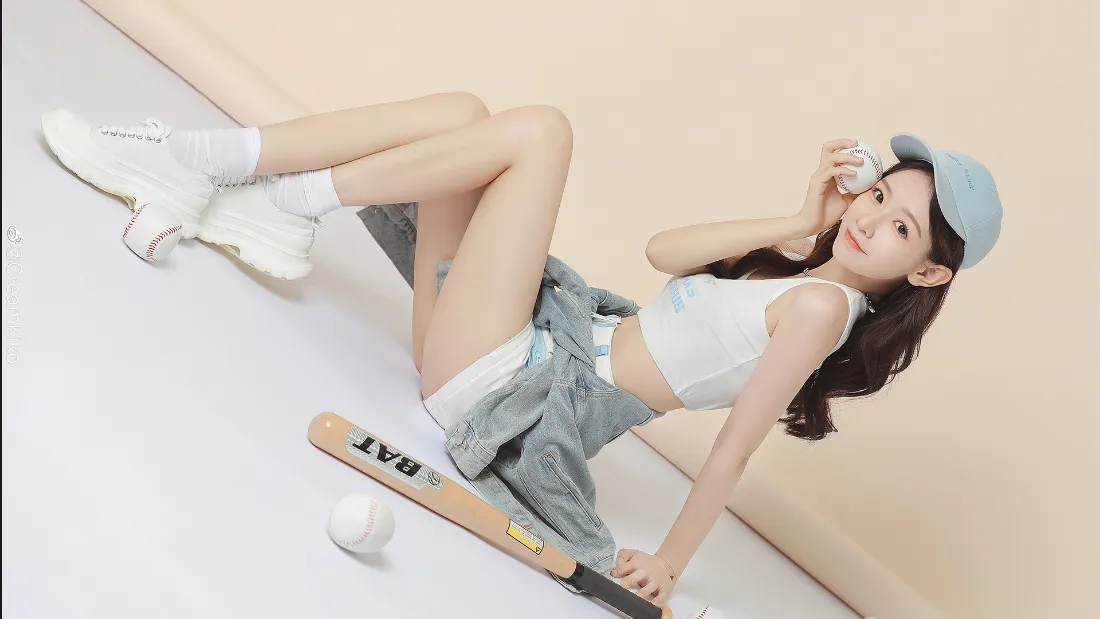 2k蓝帽美女棒球壁纸｜浅黄背景图 - 白衣「哲风壁纸」