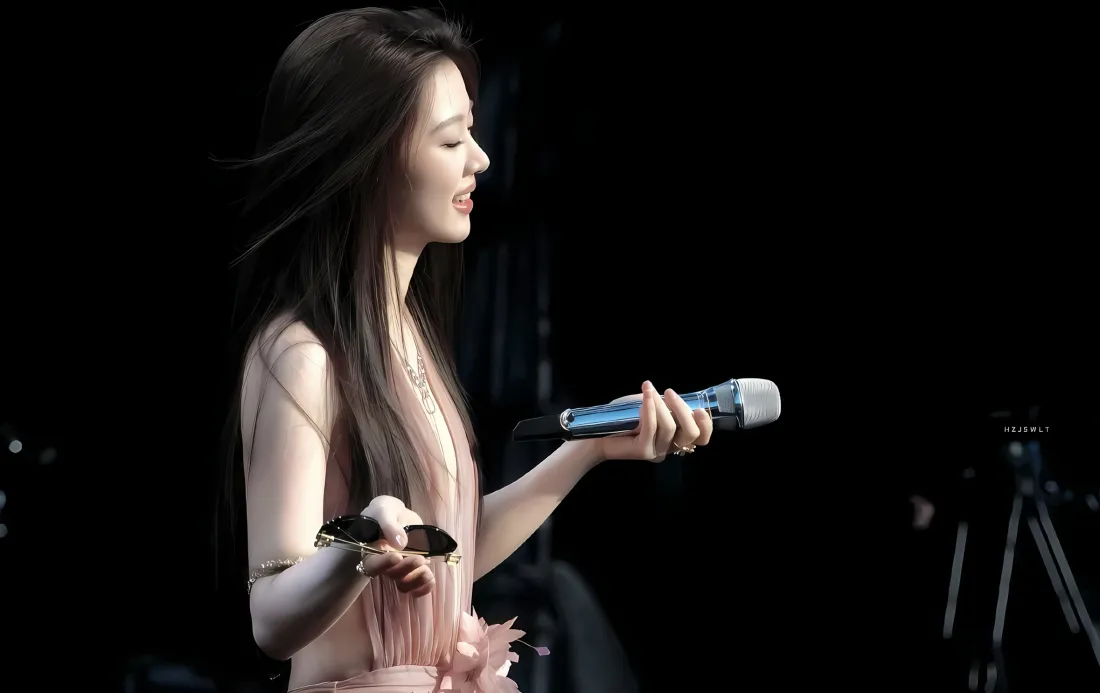 2k单依纯壁纸｜演唱会背景图 - 粉色礼服歌手「哲风壁纸」