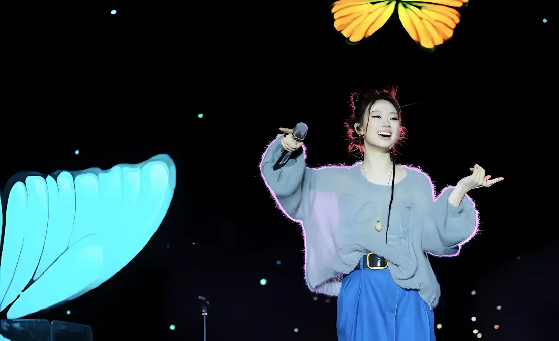 2k单依纯壁纸｜蝴蝶舞台背景图片 - 麦克风「哲风壁纸」