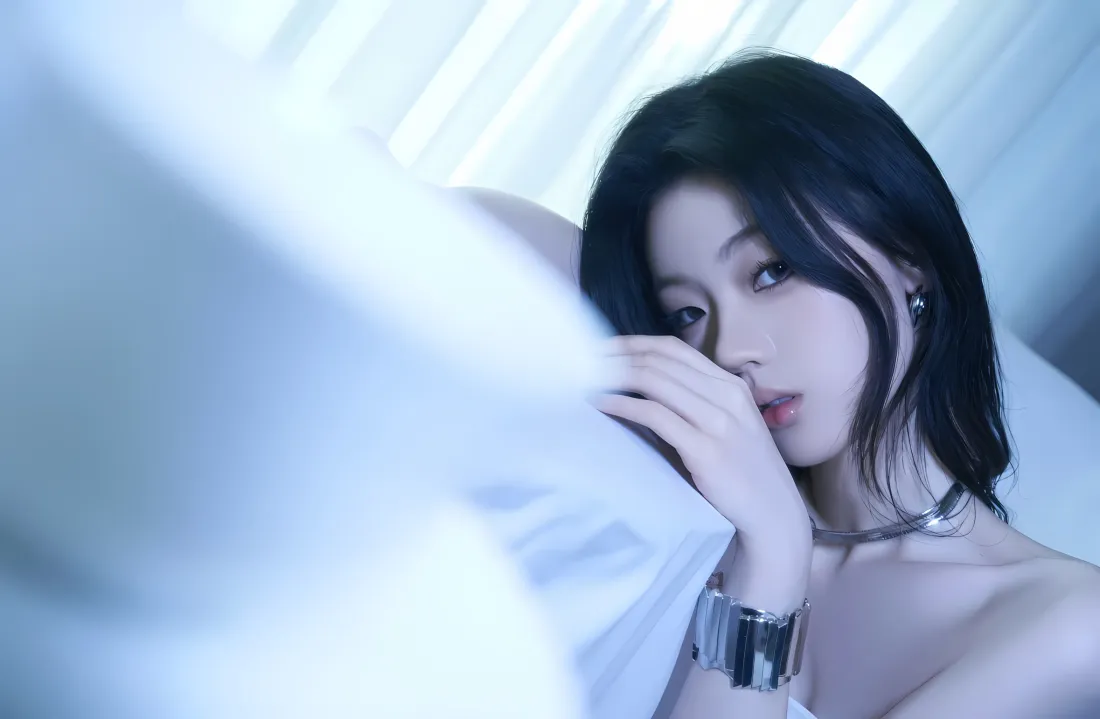 2k单依纯壁纸｜蓝色背景 - 侧颜「哲风壁纸」