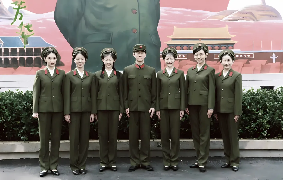 2k芳华群像壁纸｜红色背景 - 苗苗黄轩「哲风壁纸」